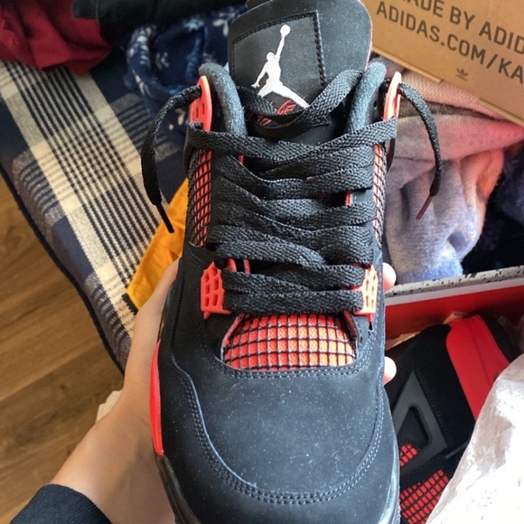 Thunder red 4s - Picture 2 of 3